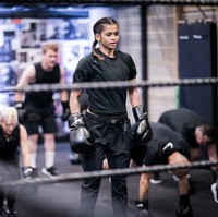 Ramla Ali lahir sekitar 20 tahun lalu (ia tidak tahu pasti kapan tanggal lahirnya) di Somalia, salah satu negara termiskin dan penuh konflik di dunia.  Ketika perang saudara pecah di Mogadishu pada awal 1990-an, Ramla dan keluarganya mengungsi ke Inggris. Ia kehilangan sang kakak yang tewas tertembak saat bermain. Foto: Dok. Getty Images, Instagram