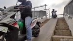 Nekat, Pemotor Lintasi JPO Demi Persingkat Waktu Tempuh