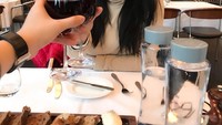 Duh siapa yang nggak terpesona dengan pose manis Dewi Persik ini. Saat itu ia tengah menikmati segelas wine di sebuah restoran di Islandia. Foto: Instagram