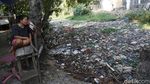 Jorok! Kali Pisang Batu Penuh Sampah dan Berbusa