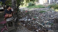Kali tersebut dipenuhi sampah.