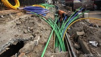 Gulungan kabel berwarna-warni tersebut terlihat menggulung di pinggir jalan.