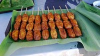 Kalau di Indonesia ada pisang goreng maka di Filipina ada banana cue. Kudapan ini terbuat dari pisang yang digoreng dalam minyak banyak lalu disajikan dengan gula merah.  Foto: istimewa
