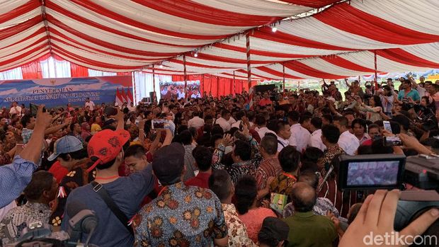 Jokowi Bagikan Sertifikat Tanah ke Warga Samosir