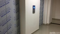 Ada empat lift yang dapat digunakan penghuni dalam setiap aktivitasnya di rumah DP Rp 0 ini.