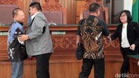 Kivlan Zen sebelumnya mengajukan permohonan praperadilan melawan Polda Metro Jaya dalam kasus kepemilikan senjata api ilegal. Kivlan meminta hakim praperadilan menyatakan status tersangkanya tidak sah karena tidak sesuai dengan prosedur.