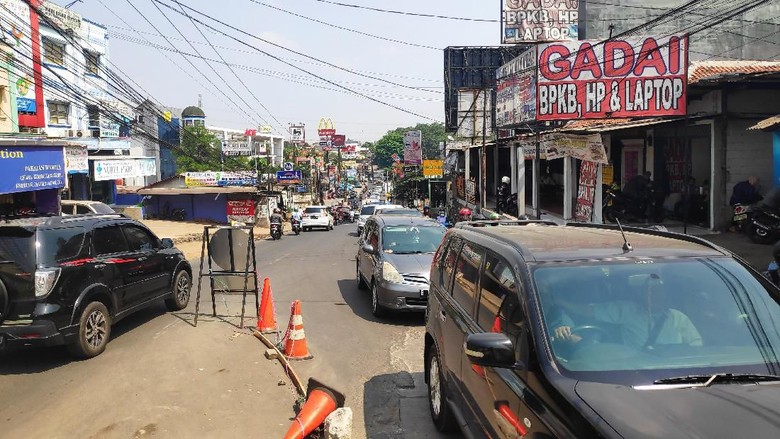 Dampak Perbaikan Jembatan, Polisi Rekayasa Lalin di Jalan Raya Sawangan Dampak Perbaikan Jembatan, Polisi Rekayasa Lalin di Jalan Raya Sawangan