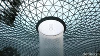 Jewel Changi serta HSBC Rain Vortex merupakan rancangan dari arsitek Moshe Safdie. Untuk informasi, Moshe Safdie juga merupakan arsitek Marina Bay Sands di Singapura (Randy/detikcom)