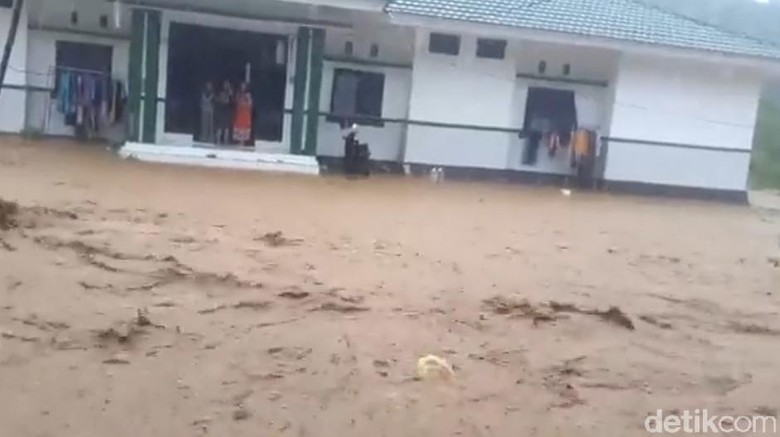 RSUD di Parigi Sulteng Diterjang Banjir RSUD di Parigi Sulteng Diterjang Banjir