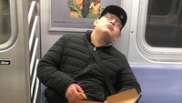 Begini jadinya jika sedang ngantuk, tapi memaksakan tetap makan. Hasilnya penumpang ini tertidur lelap ketika mengunyah pizza yang ada di tangannya. Foto: Boredpanda