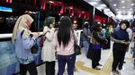 Menikmati Warna-warni Skybridge Penghubung LRT-TransJ