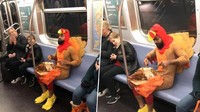 Pakai kostum ayam, penumpang unik yang satu ini bawa satu ekor kalkun panggang yang ia nikmati di dalam kereta dengan pose lucunya. Foto: Boredpanda