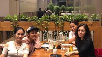 Wah, begini nih kebersamaan pedangdut senior Iis Dahlia dan Soimah kalau nongkrong bareng. Mereka kelihatan awet muda, ya. Foto: Instagram