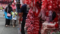 Warga terus berdatangan untuk membeli bendera merah putih.
