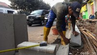 Pengerjaan trotoar sendiri ditargetkan selesai pada akhir tahun 2019.