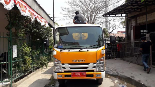 Truk sampah sudah disiapkan untuk mengangkut sampah di Kali Bahagia.