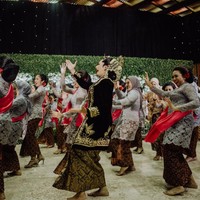 Berbalut pakaian busana pengantin adat Jawa lengkap dengan konde dan kembang goyang di kepalanya, Okti turun dari pelaminan dan menari penuh energik bersama among tamu dan para tamu. Foto: dok. @maknafoto