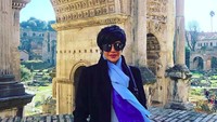 Gaya kerennya saat liburan di Roma, Italia. (mandirabedi/Instagram)