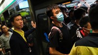 Dilansir REUTERS Kami tidak tahu berapa lama kami akan tinggal di sini, kata Sharon, seorang pemrotes bertopeng Bukan niat kami untuk membuat orang tidak nyaman, tetapi kami harus membuat pihak berwenang memahami mengapa kami memprotes. Kami akan melanjutkan ini selama diperlukan.