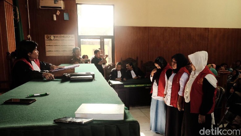 Emak PEPES Divonis 6 Bulan, Pro-Prabowo Hormati Pengadilan Emak PEPES Divonis 6 Bulan, Pro-Prabowo Hormati Pengadilan