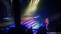 Traveler yang ingin menonton kabaret bisa datang langsung ke Gedung Hamzah Batik dan membeli tiket. Perlu traveler ketahui pertunjukan ini hanya ada pada pukul  19.00-20.00 WIB, di hari Jumat dan Sabtu saja. (Syanti/detikcom)