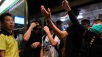 Potret Pendemo Blokir MRT di Hong Kong