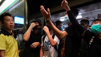 Pada saat menguasai kereta bawah tanah ini, kemudian para aktivis berteriak Bebaskan Hong Kong, dan Revolusi Waktu Kita.