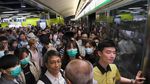 Potret Pendemo Blokir MRT di Hong Kong