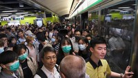 Hal ini mengganggu para penumpang yang ingin menaiki kereta. Banyak polisi yang ditugaskan untuk mengamankan sekitar stasiun kereta, agar para pengunjuk rasa tersebut dapat di hentikan.
