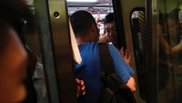 Banyak penumpang yang tak bisa menggunakan kereta karena para pengunjuk rasa telah memblokir layanan kereta dan mengantri di halte bus.
