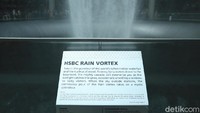 HSBC Rain Vortex tercipta atas kerja sama antara pihak Bank HSBC serta Changi Airport Group. Kerja sama tersebut akan berlangsung hingga 5 tahun ke depan (Randy/detikcom)