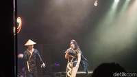 Selama pertunjukan, traveler bisa melihat bagaimana para pemain kabaret berakting beragam karakter dan bernyanyi. Mulai dari Celine Dion, Anggun, Siti Nurhalizah, Agnes Monica, sampai ke Blackpink. (Syanti/detikcom)