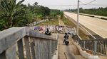 Nekat, Pemotor Lintasi JPO Demi Persingkat Waktu Tempuh