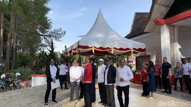 Tinjau Wisata Salib Kasih, Jokowi Beli Jaket Ulos Rp 2,5 Juta