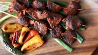 Biasanya jajanan kaki lima jadi makanan yang banyak diburu para pelancong. Salah satunya makanan khas Peru yang bernama anticuchos. Makanan ini mirip sate dan terbuat dari daging yang dibumbui.  Foto: istimewa