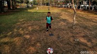 Sejumlah anak bermain di taman Waduk Ria Rio, Jakarta.