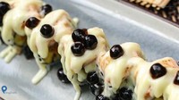 Sushi juga tak mau ketinggalan menggunakan tren topping boba. Bola-bola tapioka tersebut bertengger di atas krim saus sushi. Foto: Istimewa