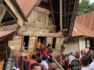 Jokowi Akan Sulap Kampung Ulos di Samosir Jadi Destinasi Berkelas