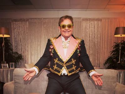 Hore! Elton John Rayakan 29 Tahun Bebas dari Miras dan Narkoba