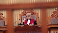 Hakim tunggal Achmad Guntur menolak permohonan praperadilan Kivlan Zen. 