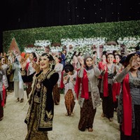 Aksi zumba flashmob yang berlangsung di pernikahannya itu sudah direncanakan oleh teman-teman sang pengantin wanita. Tak mau ketinggalan momen, Okti pun akhirnya turun ke pelaminan dan ikut zumba bareng para among tamu dan tamu pernikahan. Foto: dok. @maknafoto
