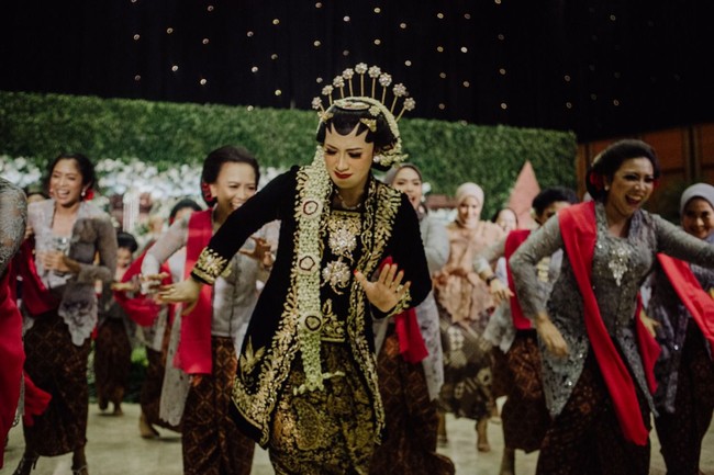 Temen-temen yang ada disitu memang instruktur zumba di Sana Studio, terus ada temen-temen aku yang suka olahraga bareng dari Infinity Challange Family. Jadilah mereka bridesmaid, setelah lamaran anak-anak saran bikin zumba flashmob buat ngasih kado dan momen yang memorable aja gitu buat aku, ungkap Okti saat dihubungi Wolipop, Selasa (30/7/2019) Foto: dok. @maknafoto