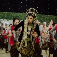 Temen-temen yang ada disitu memang instruktur zumba di Sana Studio, terus ada temen-temen aku yang suka olahraga bareng dari Infinity Challange Family. Jadilah mereka bridesmaid, setelah lamaran anak-anak saran bikin zumba flashmob buat ngasih kado dan momen yang memorable aja gitu buat aku, ungkap Okti saat dihubungi Wolipop, Selasa (30/7/2019) Foto: dok. @maknafoto