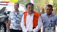 Nurdin diduga menerima suap dari Abu Bakar terkait perizinan reklamasi. Abu Bakar diduga memberi suap senilai total Rp 159 juta agar diberi izin prinsip untuk lokasi reklamasi di Kepri.