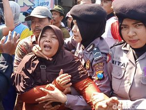 Eksekusi Rumah di Kediri Diwarnai Saling Dorong Antara Polisi dan Keluarga