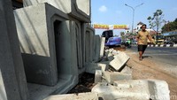 Seorang pejalan kaki melintas di samping proyek perbaikan saluran air dan trotoar di Jalan Ir Juanda, Ciputat, Tangerang Selatan.