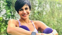 Walau berusia hampir 50 tahun, artis Bollywood Mandira Bedi tetap menjaga penampilannya. Dia suka olahraga dan juga liburan. (mandirabedi/Instagram)