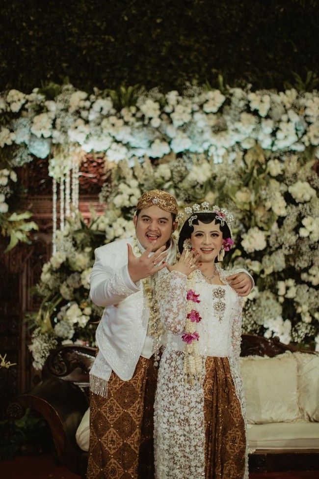 Pengantin wanita Oktiya Haniarti viral karena asyik zumba di momen spesialnya. Pernikahan instruktur zumba dengan pria bernama Mochamad Sri Herlambang yang berlangsung di Auditorium Manggala Wanabakti Jakarta pada Sabtu (27/7/2019) itu pun jadi perbincangan hangat. Foto: dok. @maknafoto