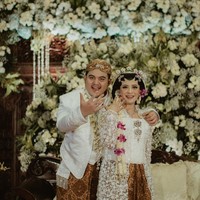 Pengantin wanita Oktiya Haniarti viral karena asyik zumba di momen spesialnya. Pernikahan instruktur zumba dengan pria bernama Mochamad Sri Herlambang yang berlangsung di Auditorium Manggala Wanabakti Jakarta pada Sabtu (27/7/2019) itu pun jadi perbincangan hangat. Foto: dok. @maknafoto