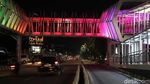 Menikmati Warna-warni Skybridge Penghubung LRT-TransJ